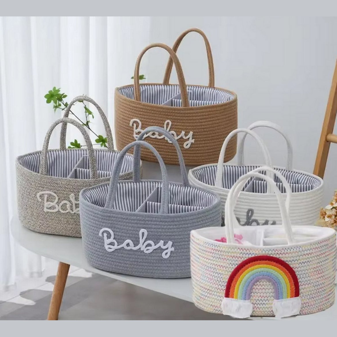 Baby Luiermand voor op de Commode – Opbergmand met 3 Vakken & Handgrepen – Wit met Grijze Letters Baby – Organizer voor Luiers, Doekjes en Accessoires - Luiertas Commodemandje - Baby Organizer