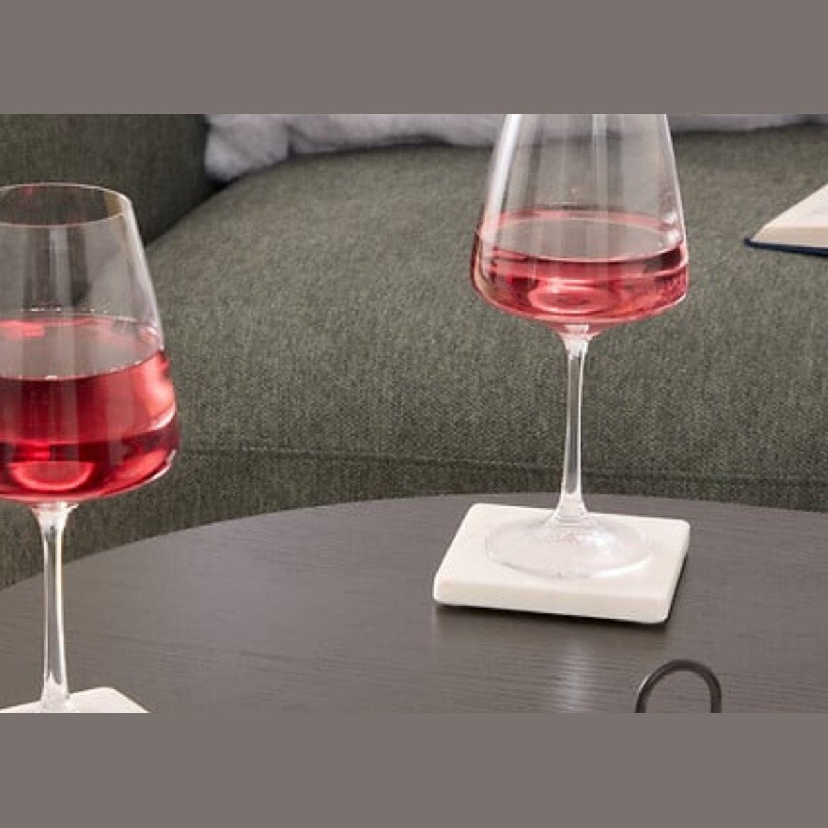 Set van 4 Witte Marmeren Onderzetters met Zwarte Houder - Ø 10 cm - Vierkante Onderzetters - Glasonderzetters - MODESTNOVA