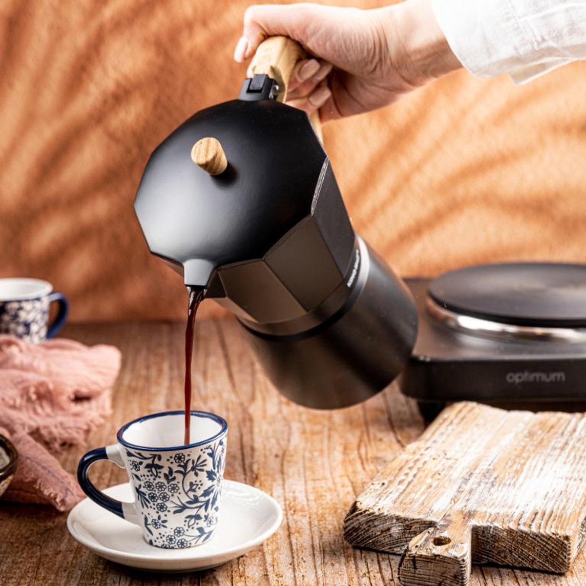 Kinghoff Aluminium Espressomaker KH-1886 – 6 Kopjes – Zwart Met Houten Handvat – Geschikt voor Inductie - 300ml - Percolator