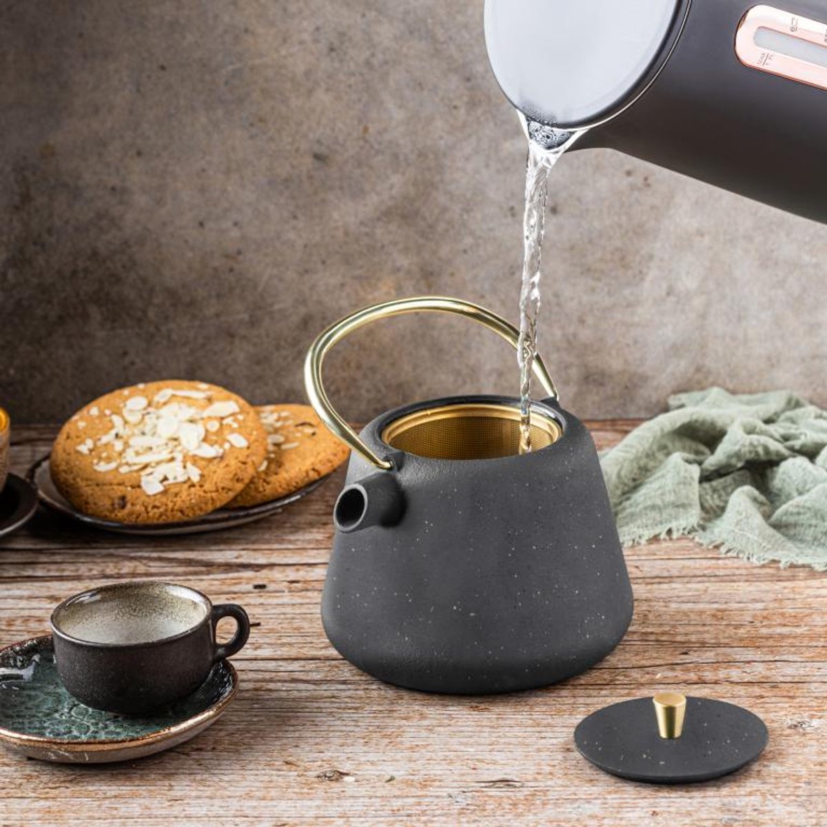 Kinghoff Gietijzeren Theepot met Zeef - 1 Liter - Zwart met Gouden Accenten - Model KH1932