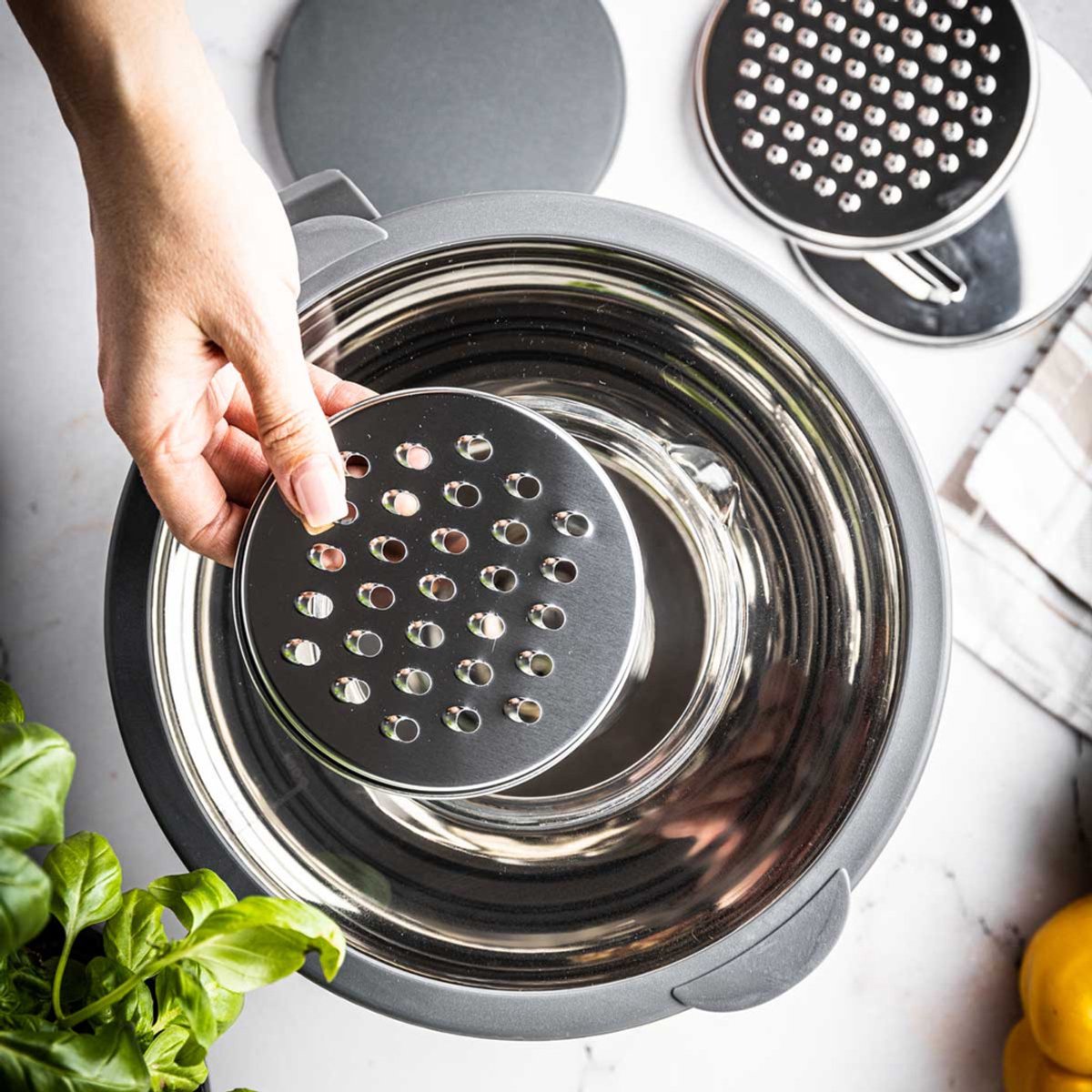 Kinghoff KH-1807 Professionele Roestvrijstalen Mengkom - 5 Liter - Met Deksel & Meetverdeling - Multifunctioneel voor Kneden, Raspen & Opslag