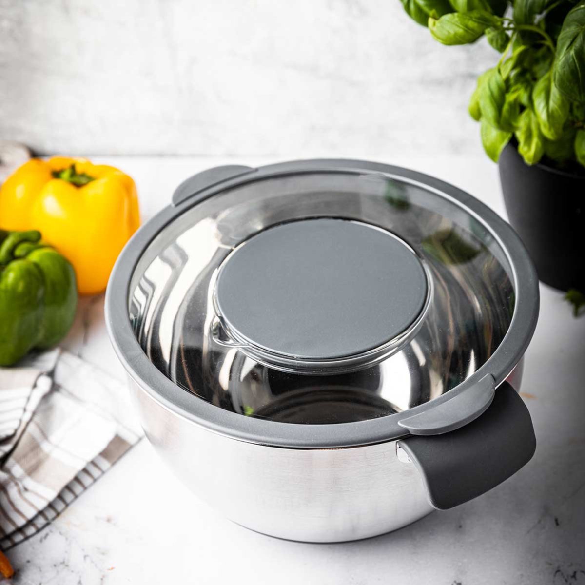 Kinghoff KH-1807 Professionele Roestvrijstalen Mengkom - 5 Liter - Met Deksel & Meetverdeling - Multifunctioneel voor Kneden, Raspen & Opslag