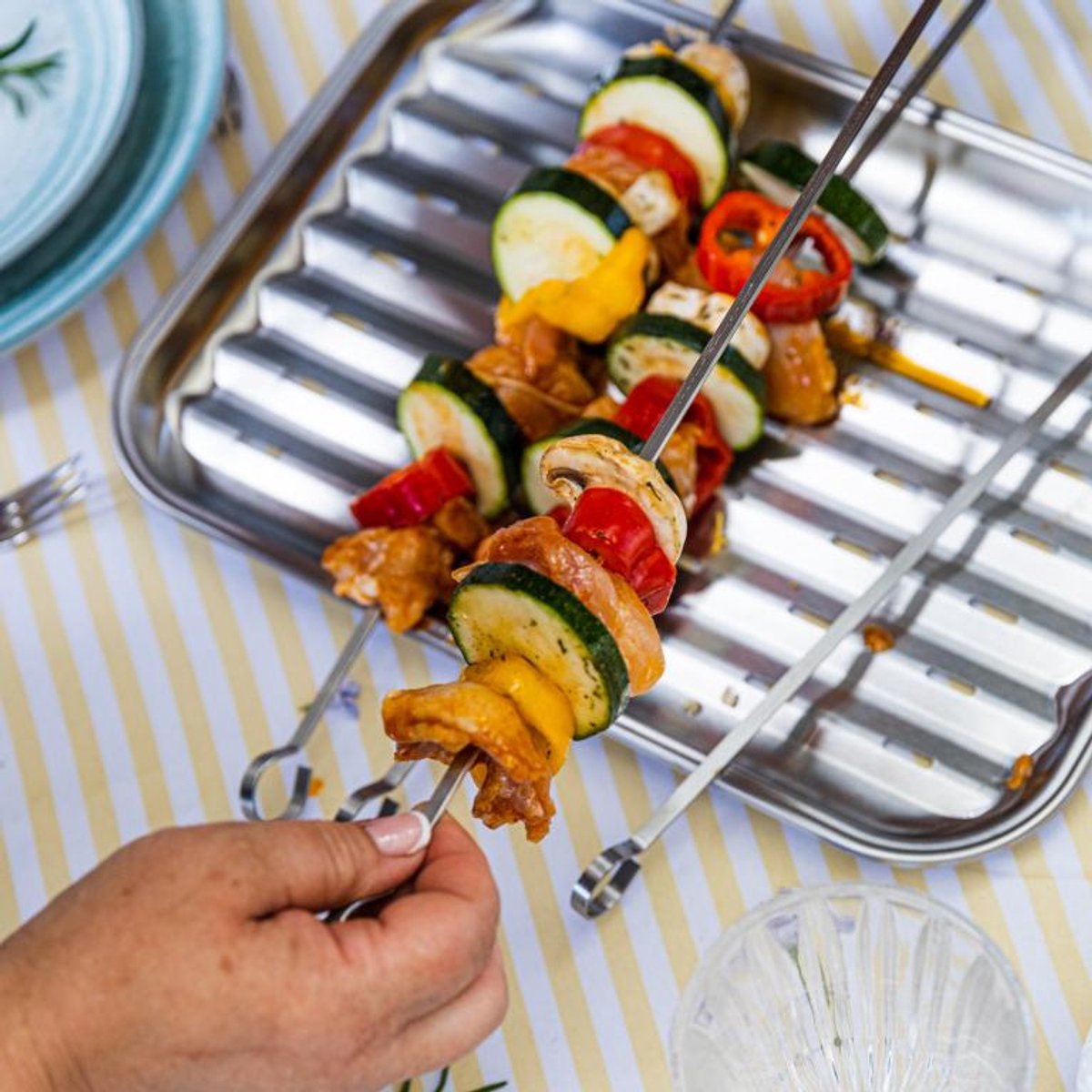 Kinghoff KH-1914 BBQ Spiezen Set van 4 – RVS Grillspiezen 35,8 cm – Geschikt voor Shaslick, Kebab en Kip - BBQ Accessoirres - Barbecue Giftset