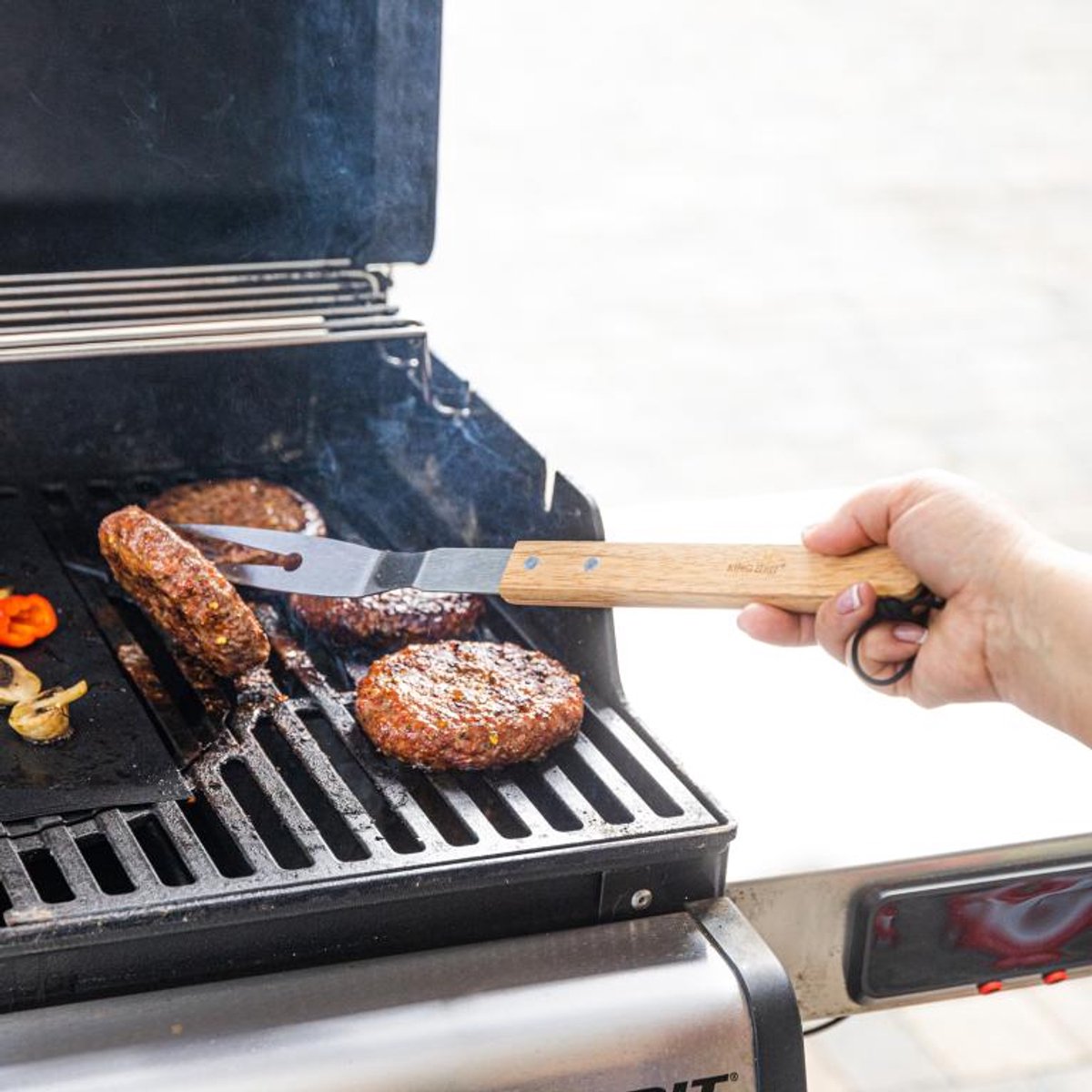 Kinghoff KH-1918 Barbecue Set 3-delig – RVS Grillset met Houten Handvatten – Tang, Spatel en Vork - Uiteraard ook geschikt voor Gasbarbecues , Kamado , Green egg en Weber.