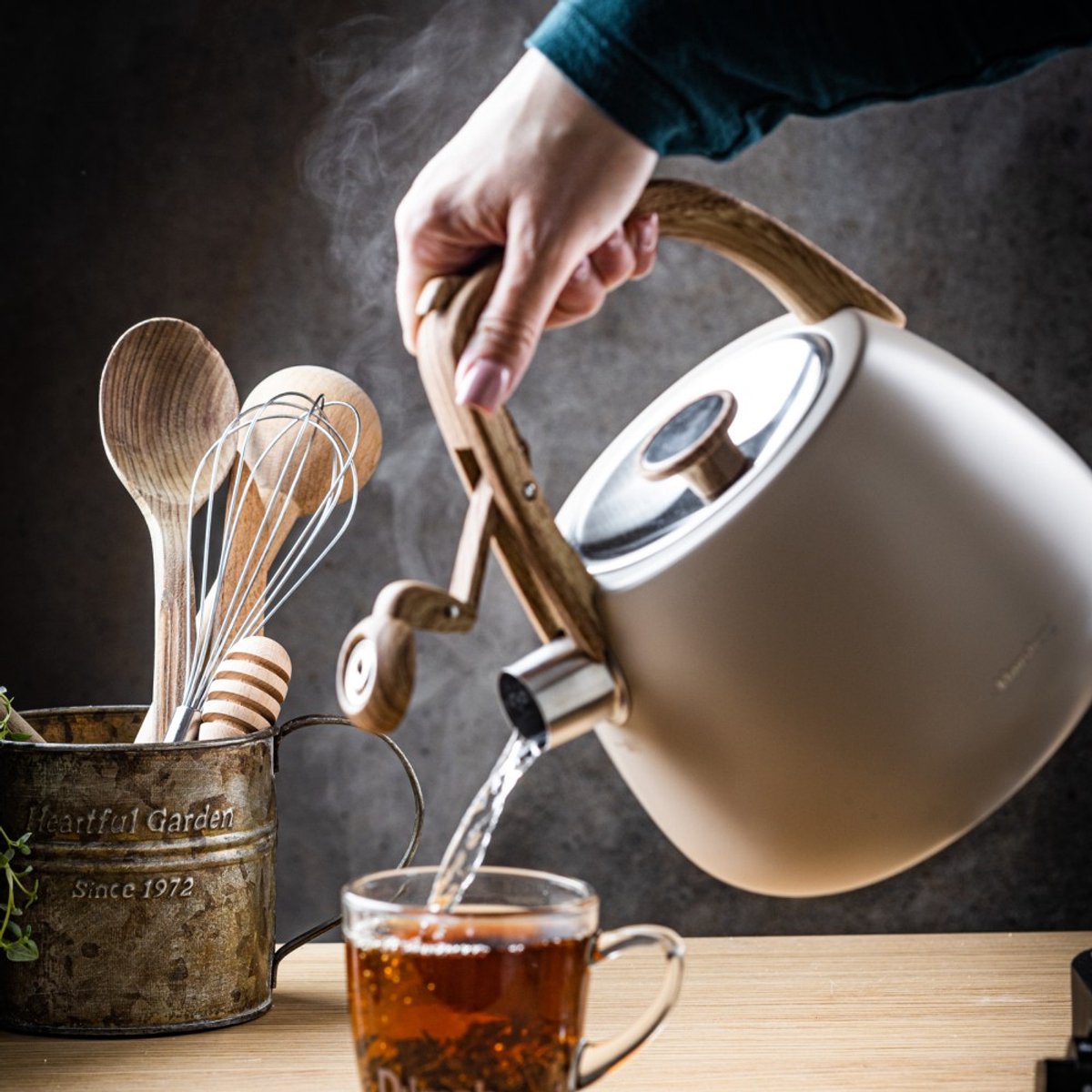 Klausberg 7775 - Fluitketel met fluit - 2.5 liter - RVS - Wit met houten handgreep - MODESTNOVA