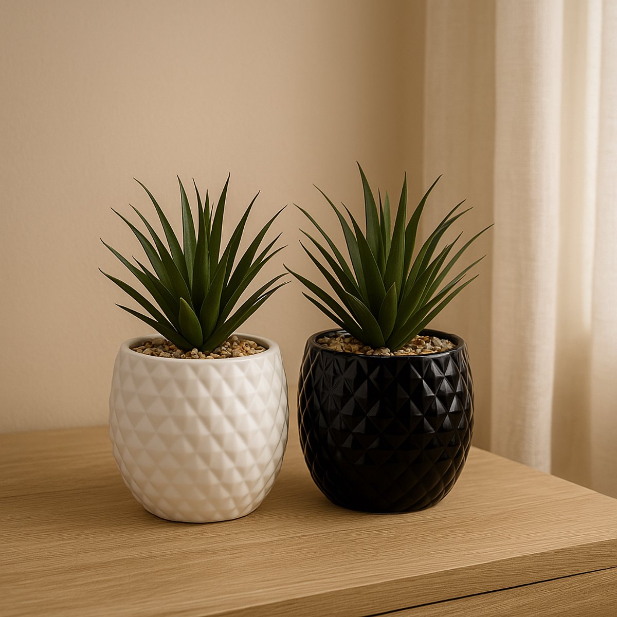Kunstplant in Zwarte Ananas Pot – H21 cm