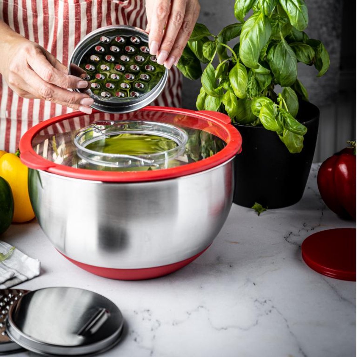 RVS Mengkom met Deksel – Multifunctioneel (5L, Rood) – Inclusief 3 Raspstanden, Maatverdeling en Antislip Rand – Voor Mengen, Raspen en Opslaan