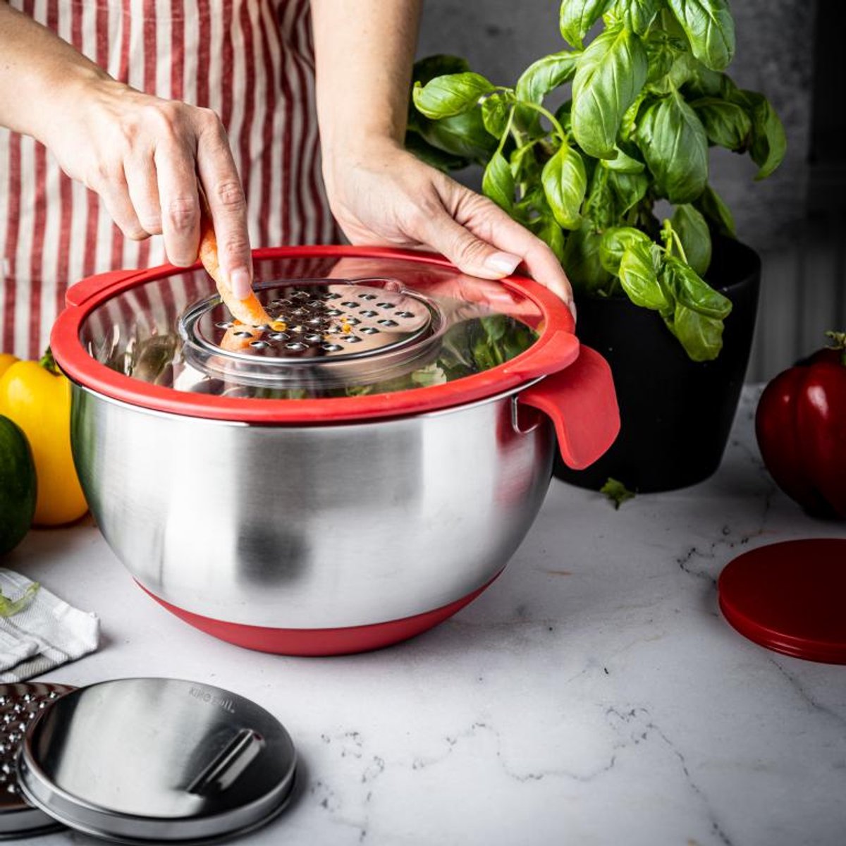 RVS Mengkom met Deksel – Multifunctioneel (5L, Rood) – Inclusief 3 Raspstanden, Maatverdeling en Antislip Rand – Voor Mengen, Raspen en Opslaan