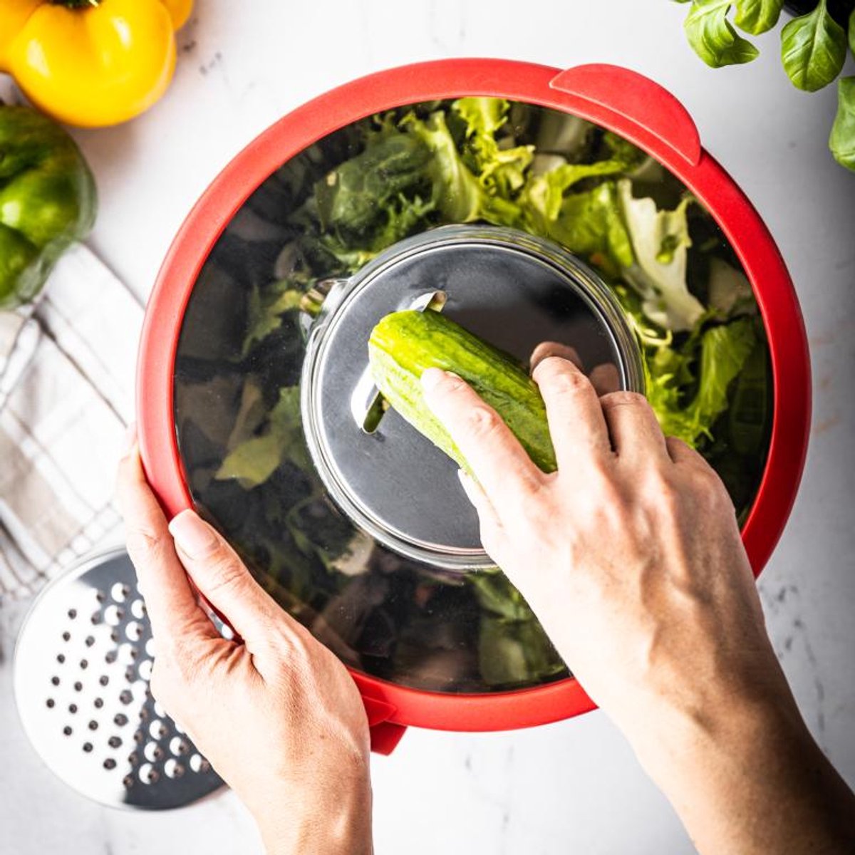 RVS Mengkom met Deksel – Multifunctioneel (5L, Rood) – Inclusief 3 Raspstanden, Maatverdeling en Antislip Rand – Voor Mengen, Raspen en Opslaan