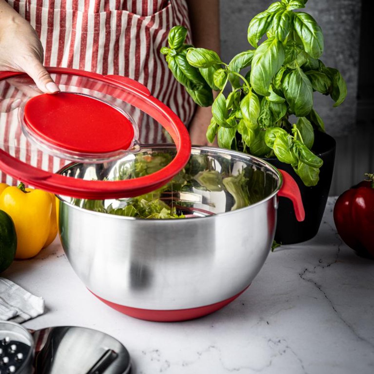 RVS Mengkom met Deksel – Multifunctioneel (5L, Rood) – Inclusief 3 Raspstanden, Maatverdeling en Antislip Rand – Voor Mengen, Raspen en Opslaan